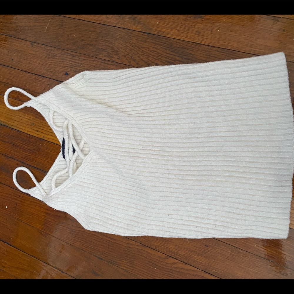 Soft tank top with crossing strings